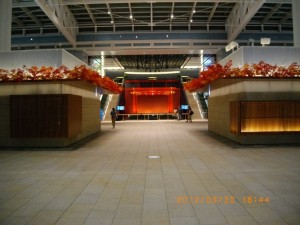 台風17号（2012）2012/09/30 19:00 閑散とした羽田空港 国際線ターミナル 出発ロビー上