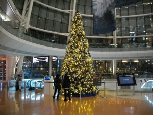 羽田空港の第2ターミナルのクリスマスツリーはもう点灯してました 2012/11/11