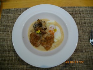 「リードヴォーのソテーと時季の茸、群馬富岡の平飼い卵の半熟」ビストロドエル