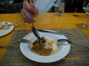 「リードヴォーのソテーと時季の茸、群馬富岡の平飼い卵の半熟」にフォアグラオイルをかける ビストロドエル