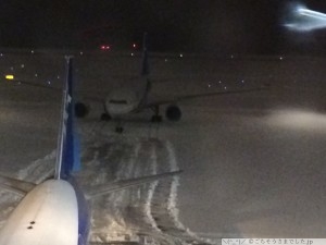 大雪の羽田空港2014.02.08（土） 21:30頃 駐機場タキシーウェイで放置された飛行機