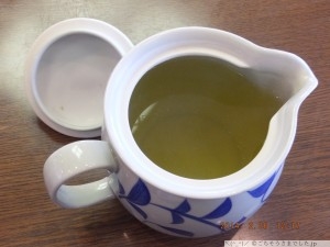 お茶漬けだしセット(100円)が、しょっぱいときは日本茶でマイルドに［夢庵］